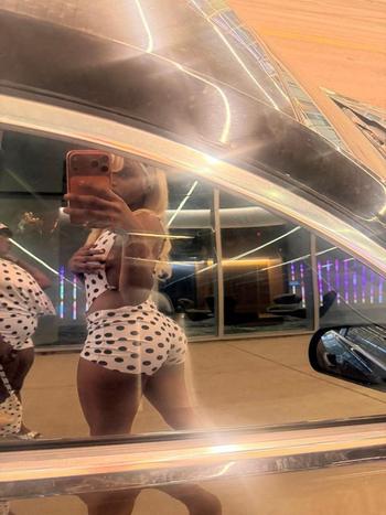  honey, 26  female escort, Clarksville